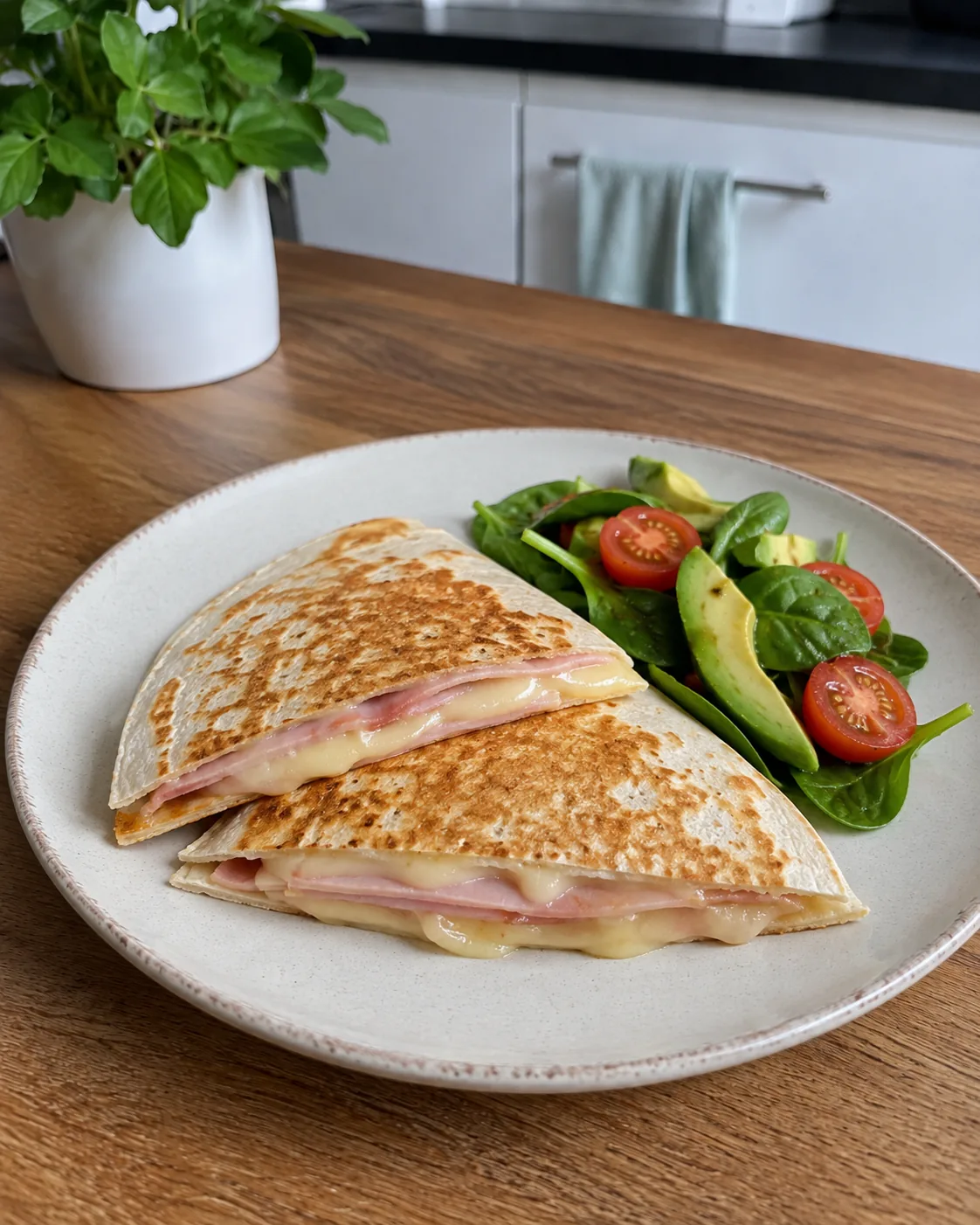 Quesadilla crocante con ensalada